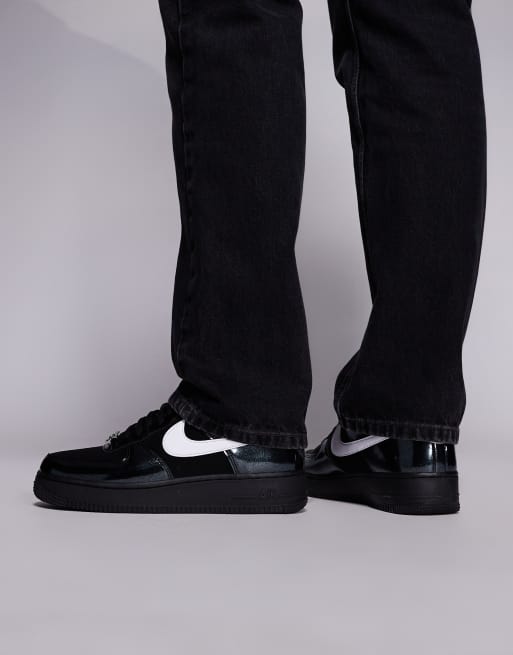 Nike Air Force 1 '07 LV8 sneakers in black and white , 4 of 5