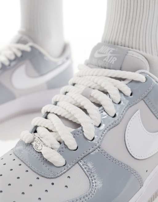 Nike Air Force '07 LV8 Sneakers in grijs en wit ASOS