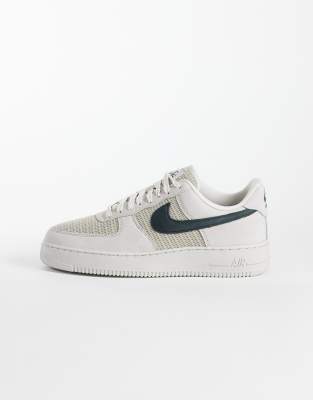 Кроссовки Nike Air Force 1 07 LV8 серо-бежевого цвета