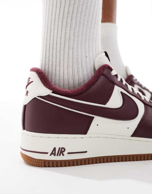 Nike Air Force 1 ホワイト/ブラウン/レッド Nike Air Force 1 '07 LV8 sneakers in red and white | ASOS