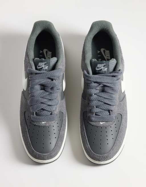 Nike Air Force 1 '07 LV8 zapatillas de deporte en gris y blanco, 2 de 5