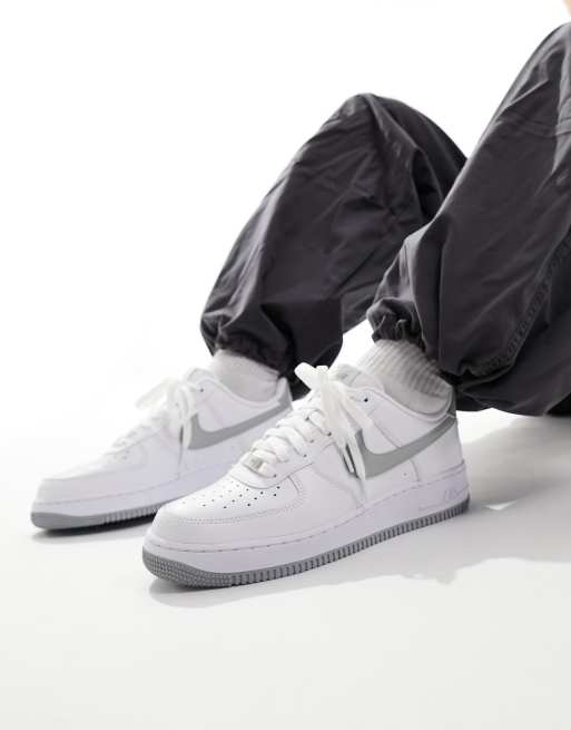 Nike Air Force 1 07 men s trainers in white and grey