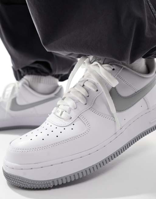 Nike – Air Force 1 '07 Men's – Vita och grå sneakers för män , 4 av 5