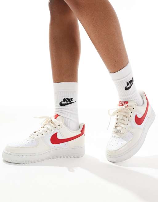 Nike – Air Force 1 '07 NN – Buty sportowe w kolorze złamanej bieli i czerwonym