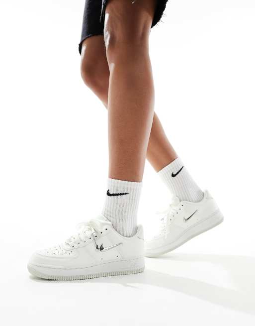 Nike Air Force 1 07 NN SE Baskets a logo virgule metallise Blanc voile