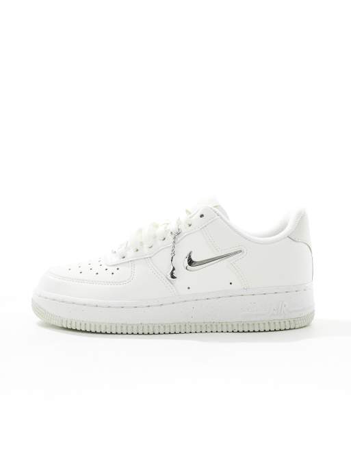 Nike Air Force 1 07 NN SE Baskets a logo virgule metallise Blanc voile