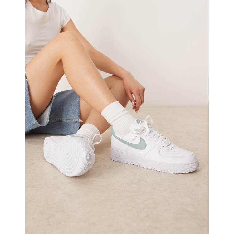 208019347-1-white?$n_750w$&wid
