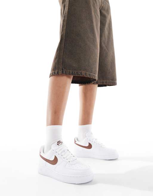 Nike - Air Force 1 '07 NN - Sneakers in wit en bruin, 5 van 5