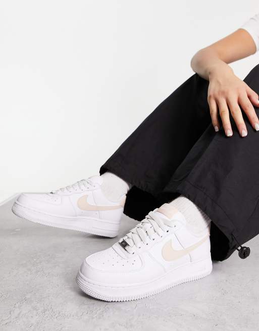 Nike Air Force 1 07 NN Vita och ljusrosa sneakers ASOS