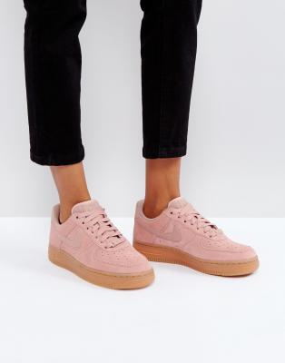 Nike - Air Force 1 '07 - Scarpe da ginnastica rosa scamosciato a particelle  con suola in gomma | ASOS