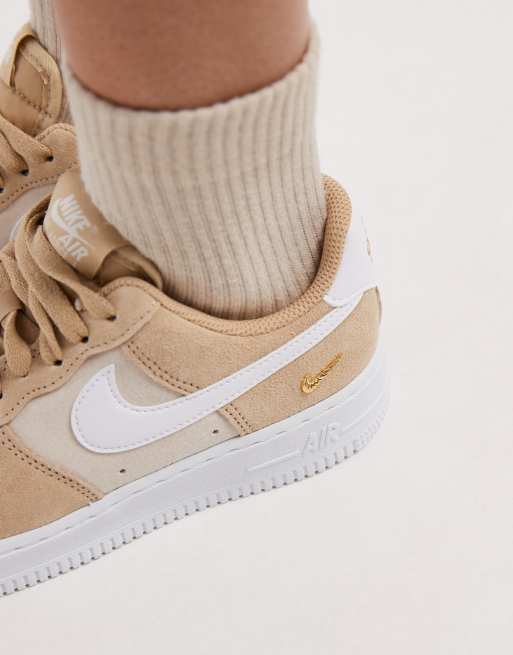 Nike – Air Force 1 '07 SE – Beige och vita sneakers , 4 av 5