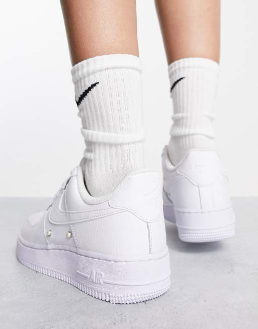 Nike Air Force 1 '07 SE sneakers in white and pearl