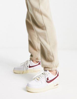 Nike Air Force 1 '07 SE sneakers in white and red | ASOS