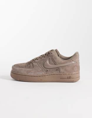 Nike - Air Force 1 '07 - Sneaker in Braun mit Bubble-Swoosh-Logo-Brown