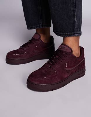 Nike - Air Force 1 '07 - Sneaker in Burgunderrot mit Bubble-Swoosh-Logo