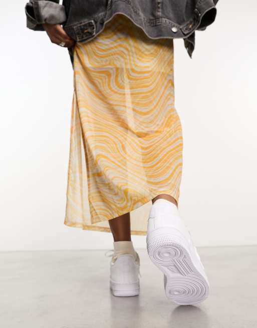 Nike – Air Force 1 '07 – Sneaker in Weiß mit schillerndem Logo, 3 von 4