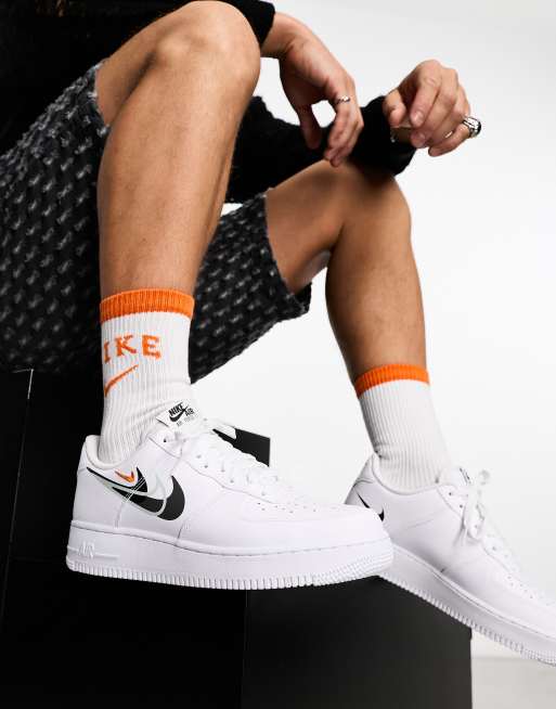 Nike Air Force 1 07 Sneaker in WeiB und Schwarz mit gestapeltem Swoosh Logo ASOS