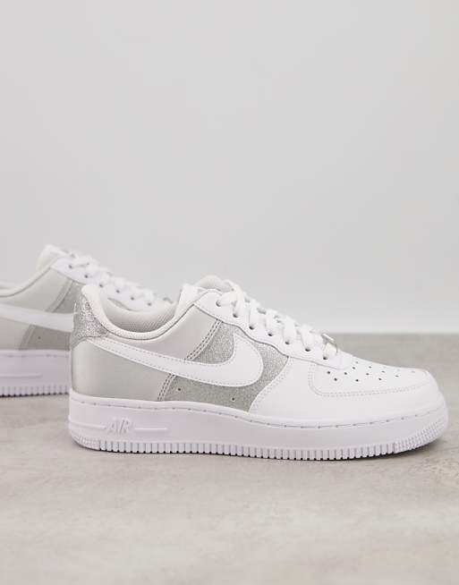 Nike - Air Force 1 '07 - Sneakers bianche e argento | Faoswalim Nike - Air Force 1 '07 - Sneakers bianche e argento | Faoswalim