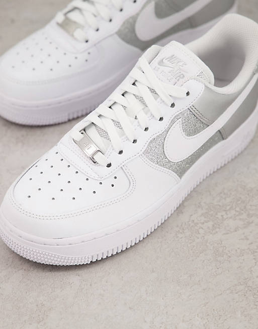 Nike - Air Force 1 '07 - Sneakers bianche e argento | ASOS