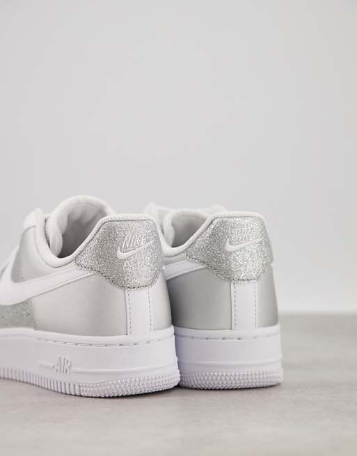 Nike - Air Force 1 '07 - Sneakers bianche e argento | ASOS Nike - Air Force 1 '07 - Sneakers bianche e argento | ASOS