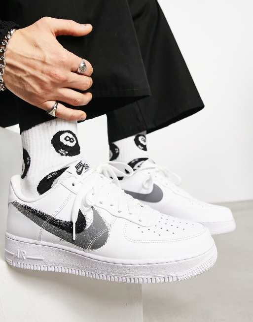 Nike Air Force 1 07 Sneakers bianche e nere con doppio logo stile spray ASOS