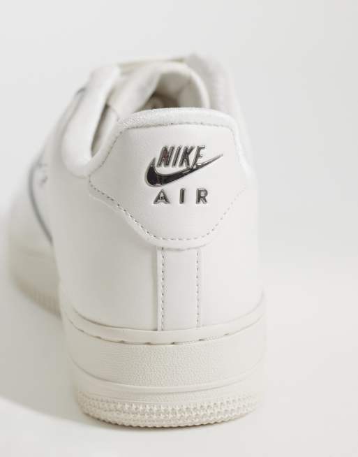 Nike Air Force 1 '07 sneakers i kräm med metallisk swoosh, 2 av 5