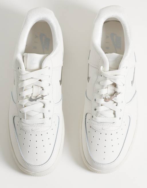 Nike Air Force 1 '07 sneakers i kräm med metallisk swoosh, 3 av 5