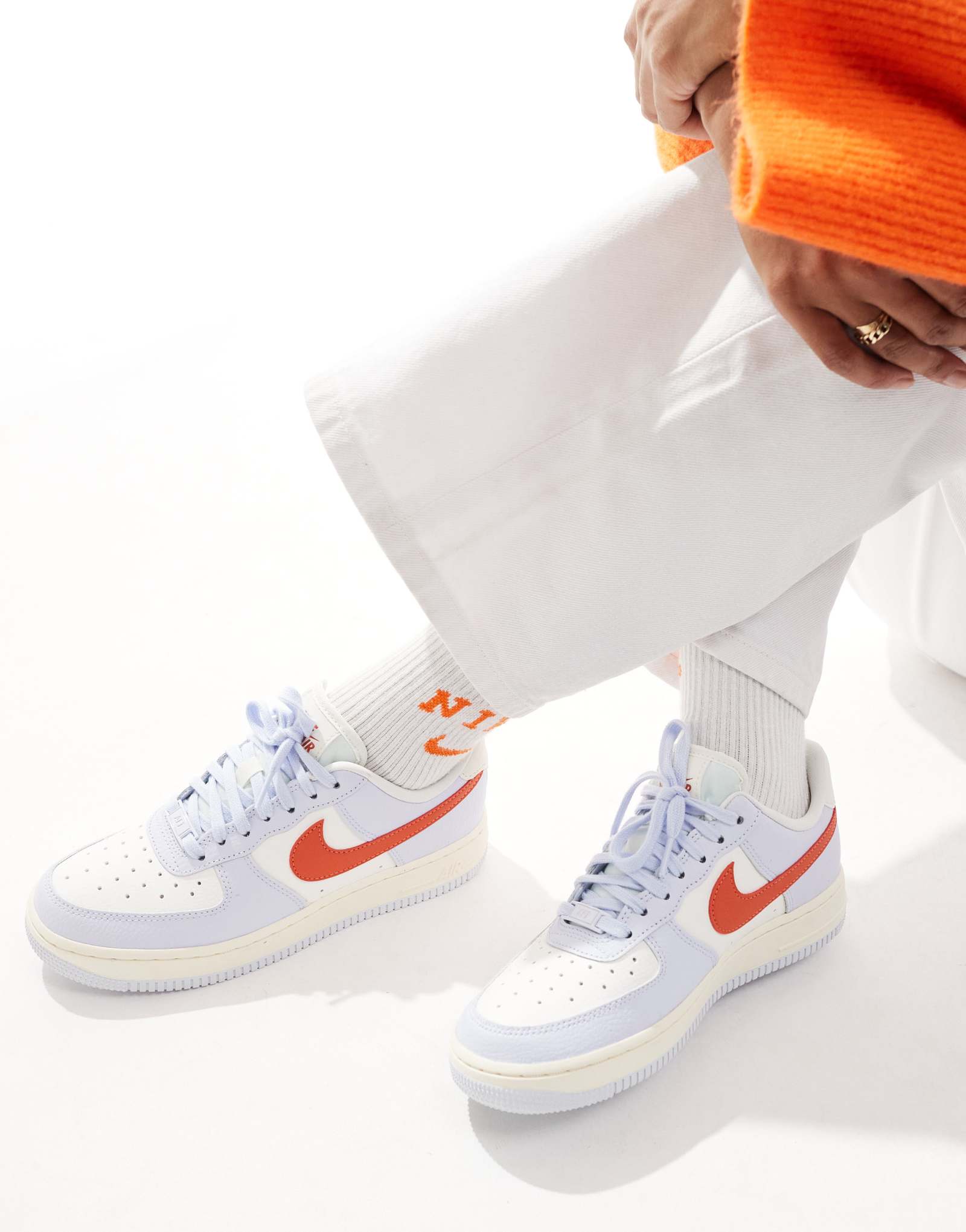 Кроссовки Nike Air Force 1 '07 серого и оранжевого цветов