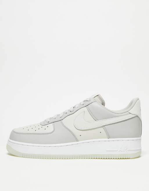 Nike - Air Force 1 '07 - Sneakers in grijs en wit