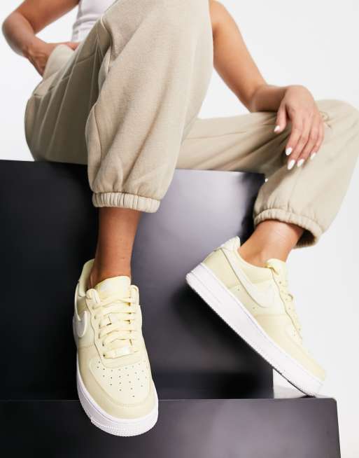 Nike - Air Force 1 '07 - Sneakers in lemon drop