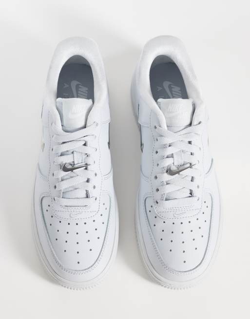 Nike Air Force 1 '07 sneakers in lichtgrijs en metallic zilver, 3 van 5