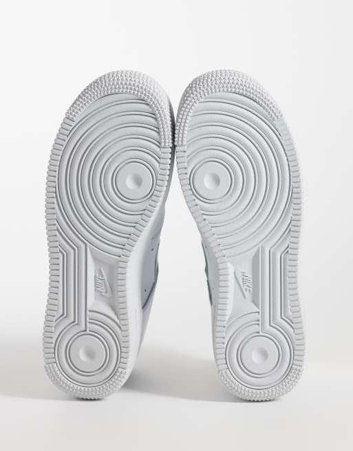 Nike Air Force 1 '07 sneakers in lichtgrijs en metallic zilver, 5 van 5
