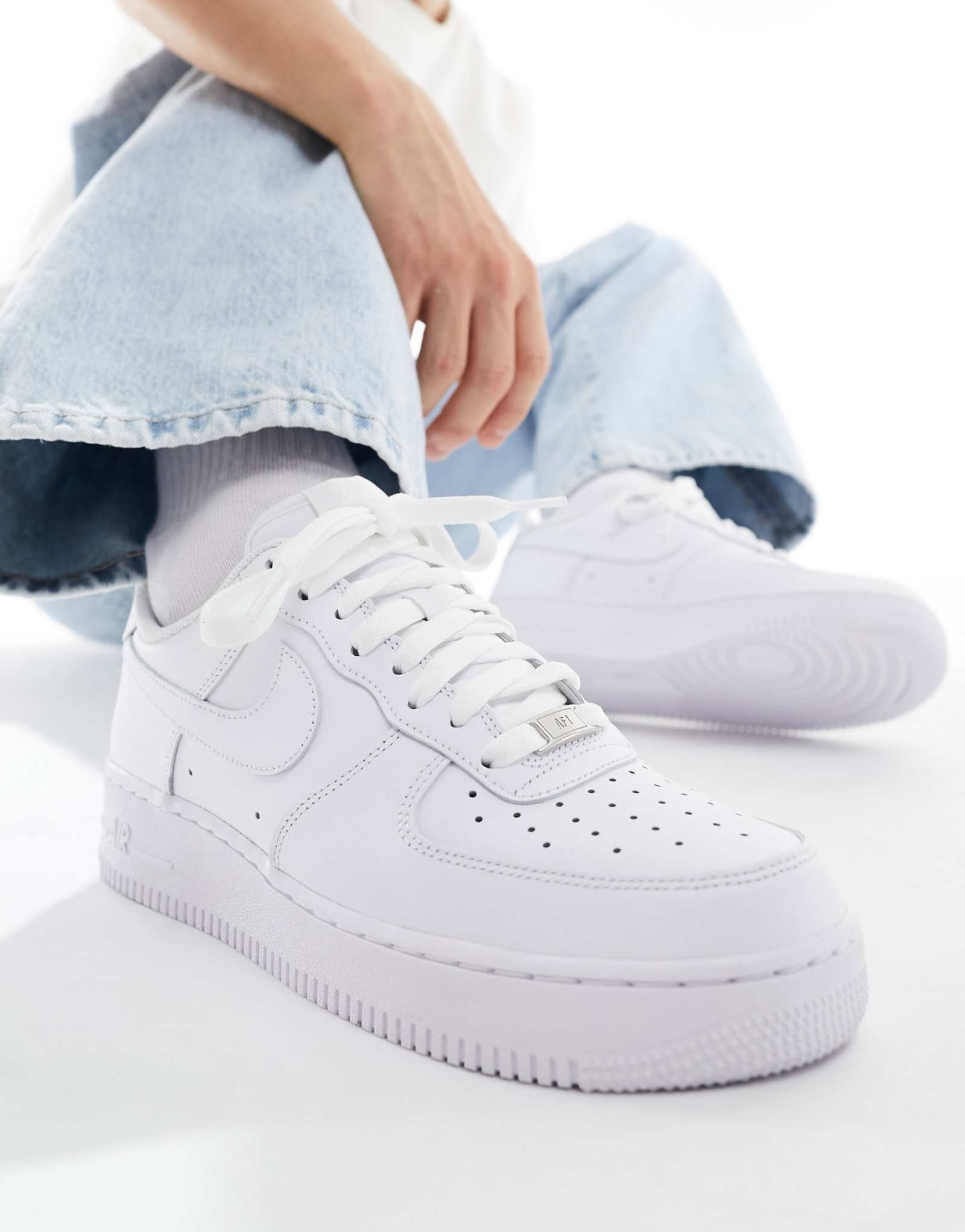 Кроссовки Nike Air Force 1 '07 тройного белого цвета