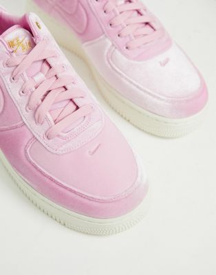 Nike - Air Force 1 '07 - Sneakers in velluto rosa | ASOS