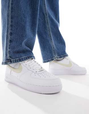 Кроссовки Nike Air Force 1 07 белого и бежевого цветов 22390₽