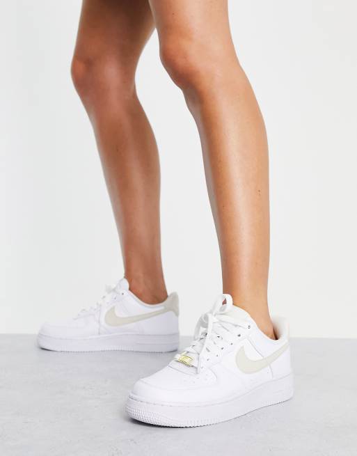 Nike air force 1 07 hotsell sneaker low white metallic gold