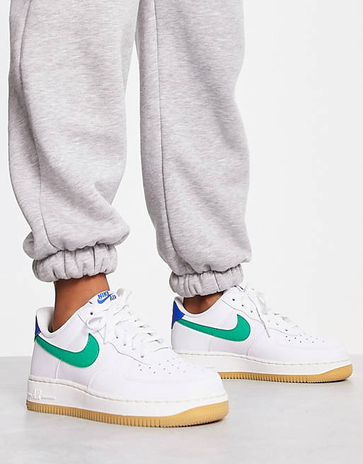 Perla Sinceridad esencia Nike Air Force 1 '07 sneakers in white and green | ASOS