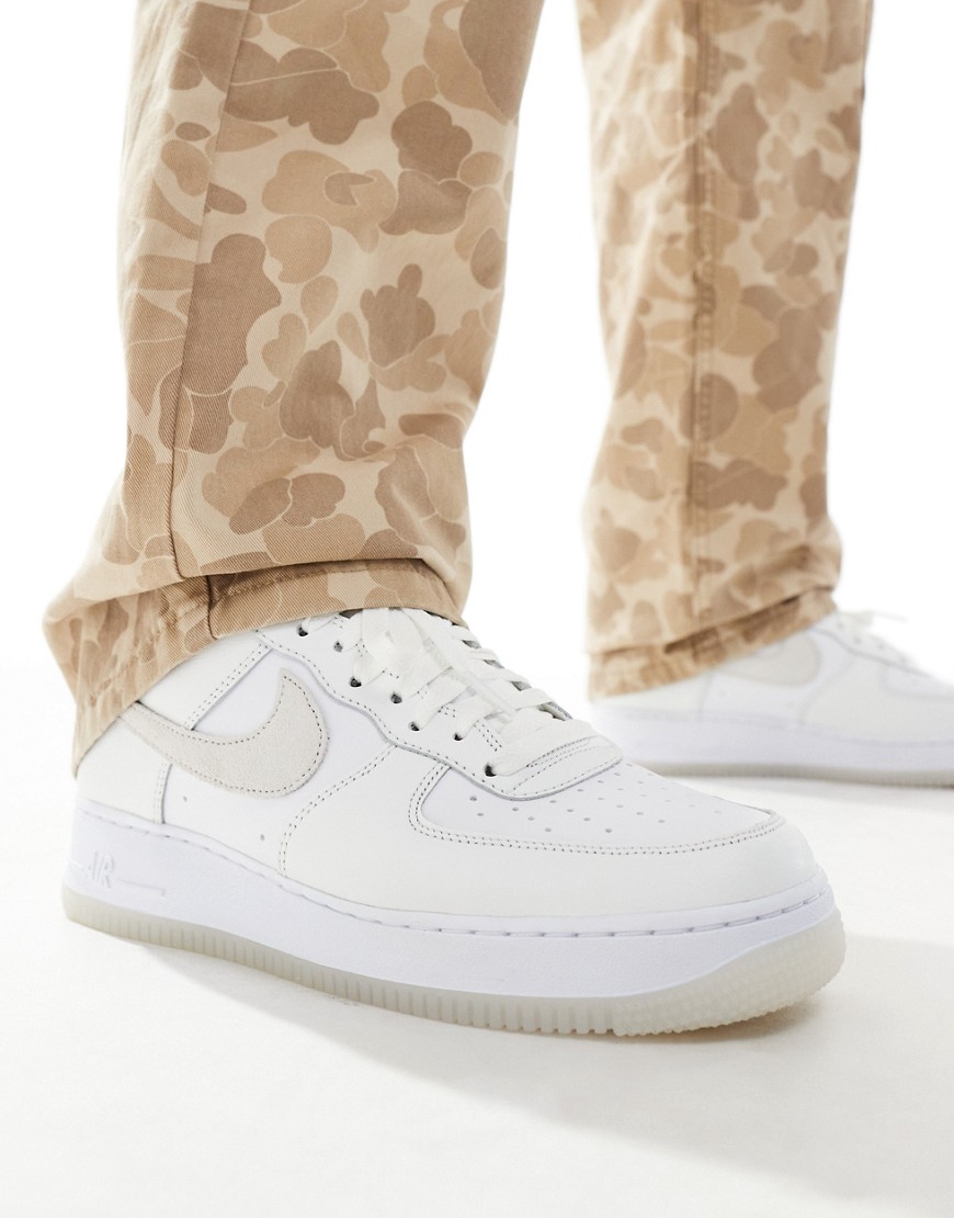 Air Force 1 '07 sneakers in white and light gray