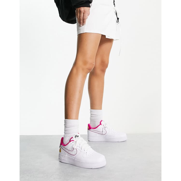 Nike Air Force 1 07 sneakers in white and pink