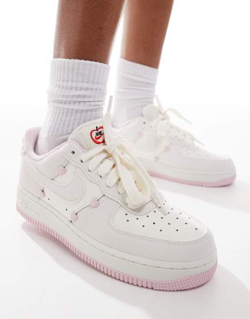 Nike Air Force 1 '07 sneakers in white and pink