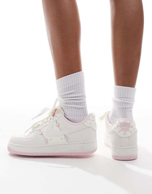 Nike Air Force 1 '07 sneakers in white and pink