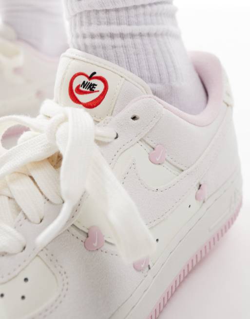 Nike Air Force 1 '07 sneakers in white and pink | ASOS