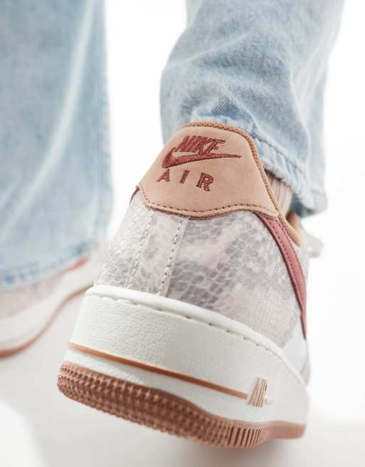 Nike Air Force 1 '07 sneakers in white and red, 4 of 5