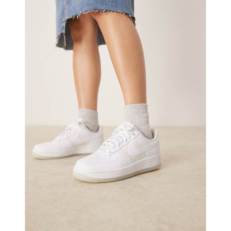 208019263-1-white?$n_750w$&wid