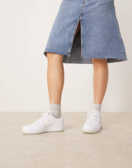Nike Air Force 1 '07 sneakers in white with gum sole, 4 of 5