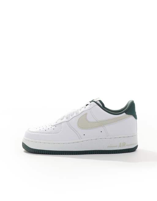 Nike Air Force 1 07 Sneakers in wit en donkergroen