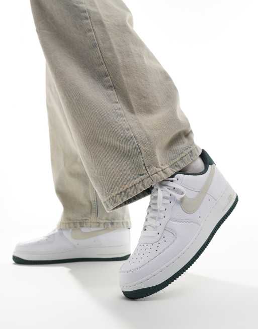 Nike - Air Force 1 '07 - Sneakers in wit en donkergroen, 5 van 5