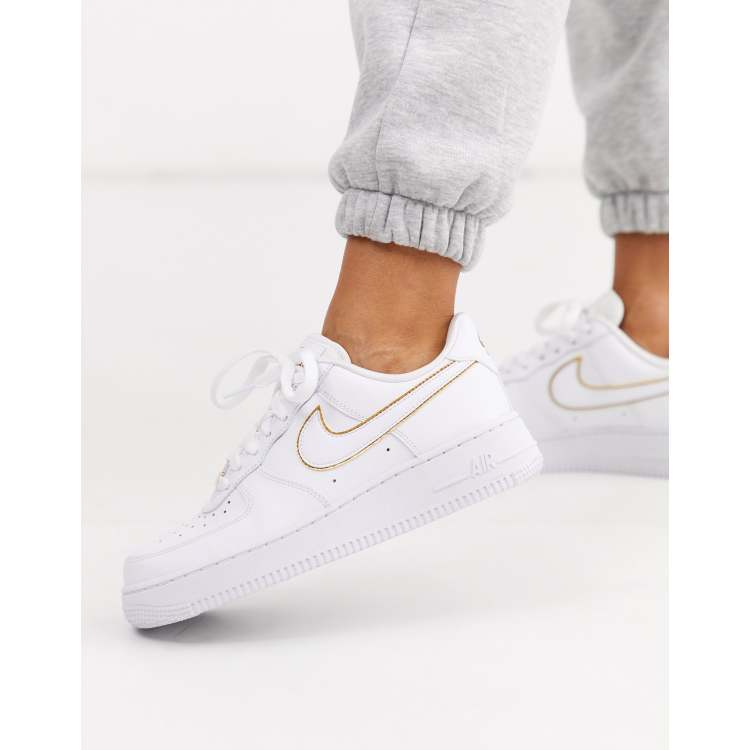 afgunst Opnieuw schieten Beangstigend Nike - Air Force 1 '07 - Sneakers in wit en goud | ASOS