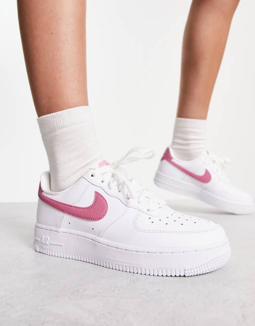 Nike - Air Force 1 '07 - Sneakers in wit en metallic bessenkleur
