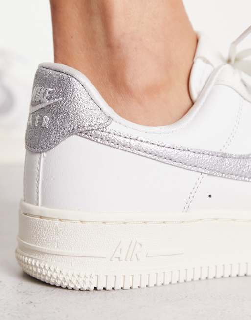 nietig Hou op Uitsteken Nike - Air Force 1 '07 - Sneakers in wit en metallic zilver | ASOS